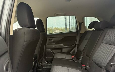 Mitsubishi Outlander III рестайлинг 3, 2018 год, 1 700 000 рублей, 10 фотография