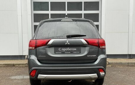 Mitsubishi Outlander III рестайлинг 3, 2018 год, 1 700 000 рублей, 4 фотография