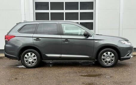 Mitsubishi Outlander III рестайлинг 3, 2018 год, 1 700 000 рублей, 6 фотография