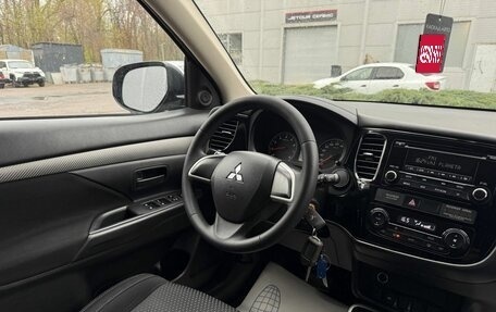 Mitsubishi Outlander III рестайлинг 3, 2018 год, 1 700 000 рублей, 14 фотография