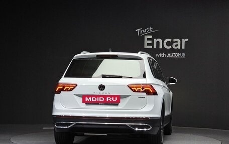 Volkswagen Tiguan II, 2022 год, 3 400 000 рублей, 3 фотография