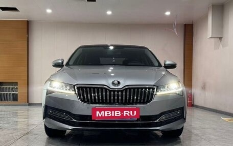 Skoda Superb III рестайлинг, 2022 год, 1 870 000 рублей, 2 фотография