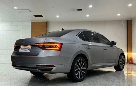 Skoda Superb III рестайлинг, 2022 год, 1 870 000 рублей, 3 фотография