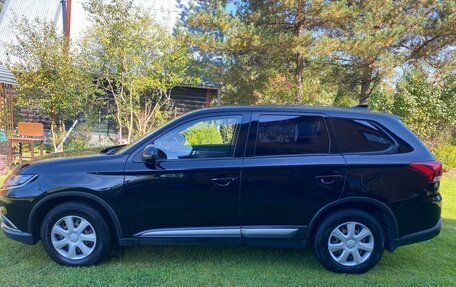 Mitsubishi Outlander III рестайлинг 3, 2017 год, 2 200 000 рублей, 6 фотография