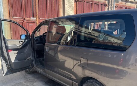 Hyundai H-1 II рестайлинг, 2011 год, 800 000 рублей, 3 фотография