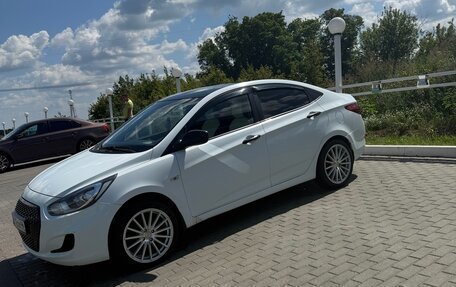 Hyundai Solaris II рестайлинг, 2012 год, 800 000 рублей, 2 фотография