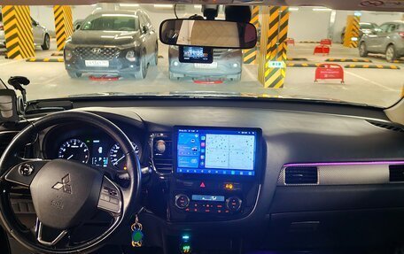 Mitsubishi Outlander III рестайлинг 3, 2017 год, 1 850 000 рублей, 14 фотография