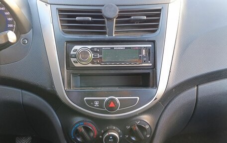 Hyundai Solaris II рестайлинг, 2012 год, 365 000 рублей, 30 фотография