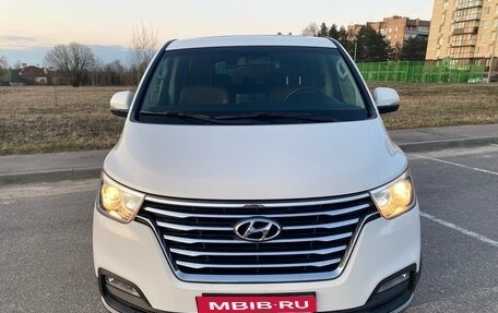 Hyundai Grand Starex Grand Starex I рестайлинг 2, 2019 год, 3 080 000 рублей, 2 фотография