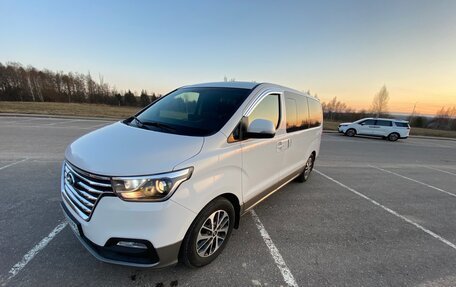 Hyundai Grand Starex Grand Starex I рестайлинг 2, 2019 год, 3 080 000 рублей, 3 фотография
