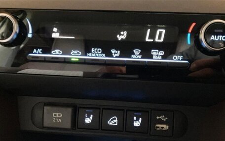 Toyota Yaris Cross, 2022 год, 1 800 000 рублей, 13 фотография