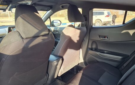 Toyota C-HR I рестайлинг, 2017 год, 1 700 000 рублей, 13 фотография