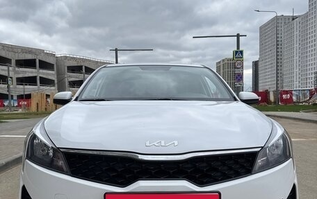 KIA Rio IV, 2021 год, 1 650 000 рублей, 2 фотография