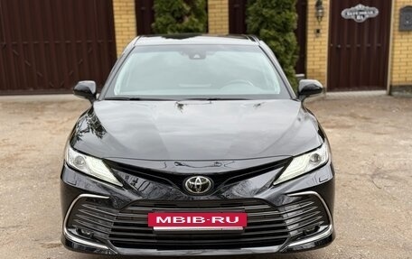 Toyota Camry, 2021 год, 3 250 000 рублей, 2 фотография