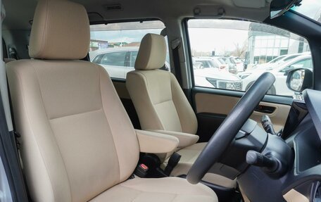 Toyota Noah III, 2014 год, 1 760 000 рублей, 13 фотография