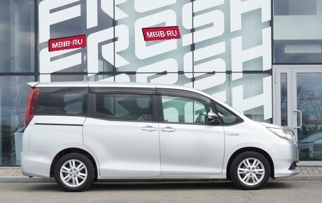 Toyota Noah III, 2014 год, 1 760 000 рублей, 5 фотография