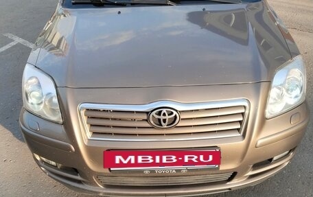 Toyota Avensis III рестайлинг, 2003 год, 690 000 рублей, 2 фотография