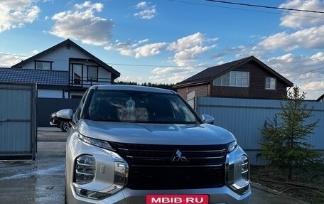 Mitsubishi Outlander, 2022 год, 3 900 022 рублей, 2 фотография