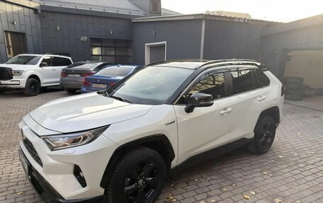 Toyota RAV4, 2019 год, 3 700 000 рублей, 9 фотография