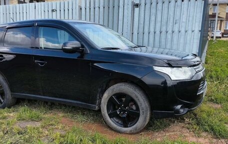 Mitsubishi Outlander III рестайлинг 3, 2013 год, 1 390 000 рублей, 2 фотография