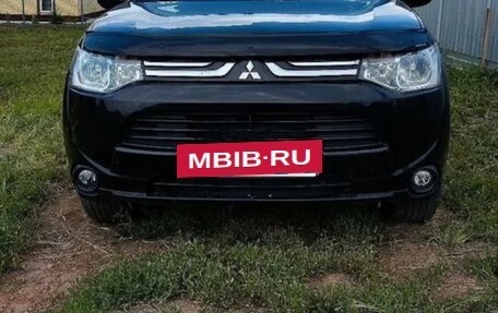 Mitsubishi Outlander III рестайлинг 3, 2013 год, 1 390 000 рублей, 3 фотография