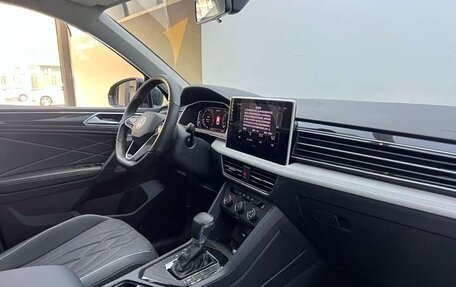Volkswagen Tiguan II, 2022 год, 2 856 000 рублей, 11 фотография