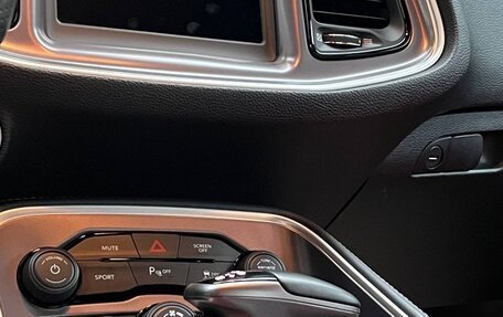 Dodge Challenger III рестайлинг 2, 2019 год, 3 900 000 рублей, 4 фотография