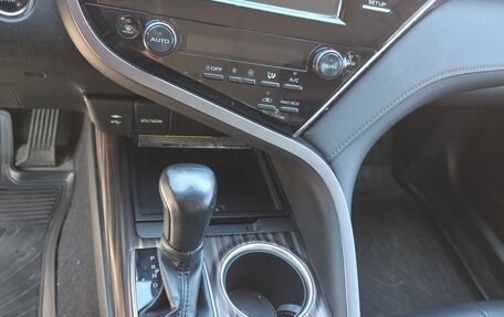 Toyota Camry, 2018 год, 2 600 000 рублей, 9 фотография