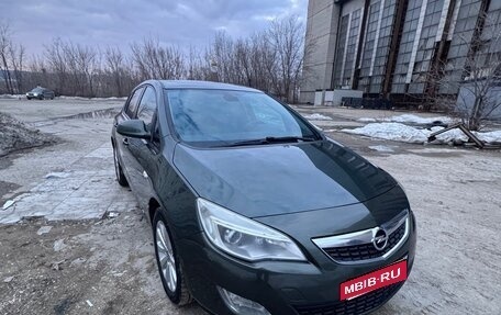 Opel Astra J, 2011 год, 670 000 рублей, 1 фотография