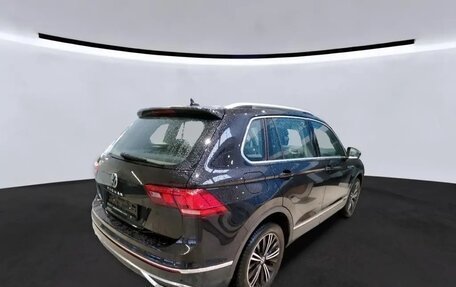 Volkswagen Tiguan II, 2022 год, 2 742 000 рублей, 2 фотография