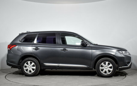 Mitsubishi Outlander III рестайлинг 3, 2019 год, 1 895 000 рублей, 4 фотография