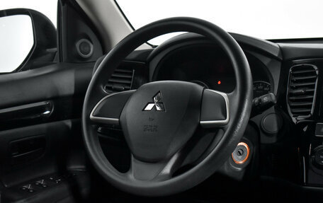 Mitsubishi Outlander III рестайлинг 3, 2019 год, 1 895 000 рублей, 11 фотография