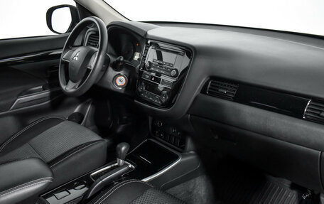 Mitsubishi Outlander III рестайлинг 3, 2019 год, 1 895 000 рублей, 10 фотография