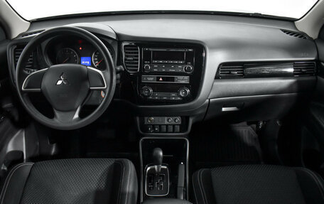 Mitsubishi Outlander III рестайлинг 3, 2019 год, 1 895 000 рублей, 16 фотография