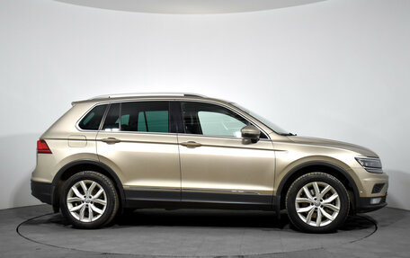 Volkswagen Tiguan II, 2018 год, 2 400 000 рублей, 4 фотография