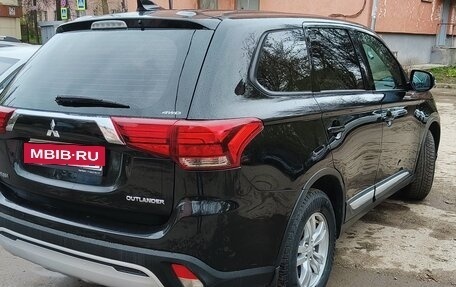 Mitsubishi Outlander III рестайлинг 3, 2018 год, 2 100 000 рублей, 2 фотография