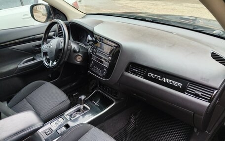 Mitsubishi Outlander III рестайлинг 3, 2018 год, 2 100 000 рублей, 11 фотография