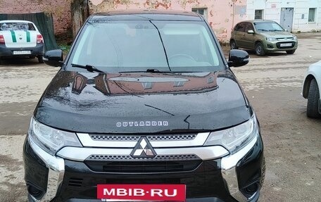 Mitsubishi Outlander III рестайлинг 3, 2018 год, 2 100 000 рублей, 5 фотография