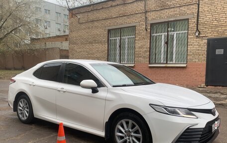 Toyota Camry, 2021 год, 2 300 000 рублей, 15 фотография