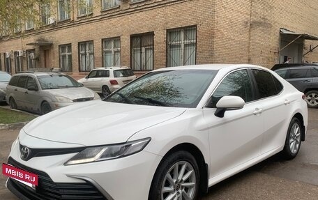 Toyota Camry, 2021 год, 2 300 000 рублей, 16 фотография