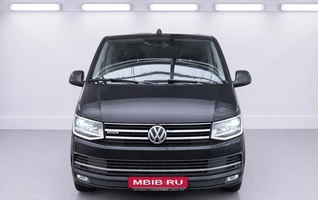 Volkswagen Multivan T6 рестайлинг, 2017 год, 3 490 000 рублей, 2 фотография