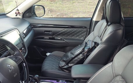 Mitsubishi Outlander III рестайлинг 3, 2022 год, 3 100 000 рублей, 6 фотография