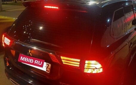 Mitsubishi Outlander III рестайлинг 3, 2022 год, 3 100 000 рублей, 2 фотография