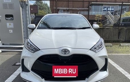 Toyota Yaris, 2022 год, 1 149 000 рублей, 2 фотография