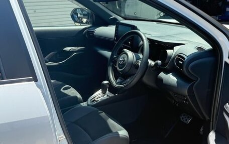 Toyota Yaris Cross, 2023 год, 1 350 000 рублей, 15 фотография