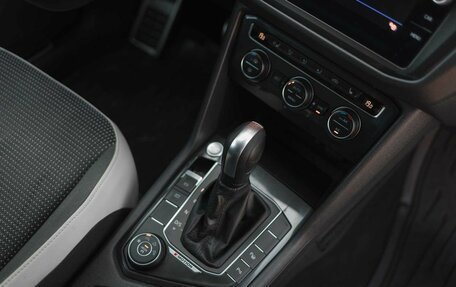 Volkswagen Tiguan II, 2019 год, 2 400 000 рублей, 17 фотография