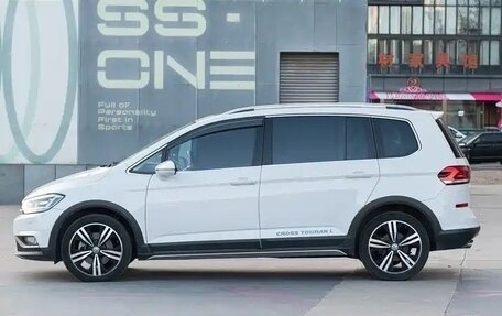 Volkswagen Touran III, 2022 год, 1 630 000 рублей, 4 фотография