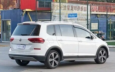 Volkswagen Touran III, 2022 год, 1 630 000 рублей, 8 фотография