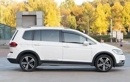 Volkswagen Touran III, 2022 год, 1 630 000 рублей, 5 фотография