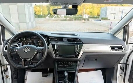 Volkswagen Touran III, 2022 год, 1 630 000 рублей, 9 фотография